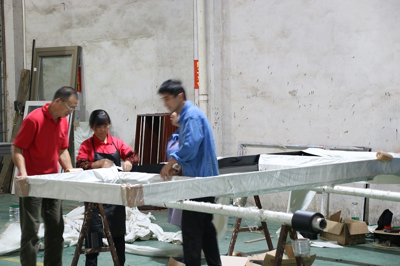 樓上樓門(mén)窗-高端鋁合金門(mén)窗廠(chǎng)家車(chē)間