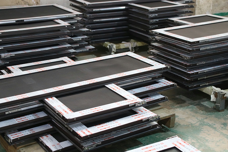 高樓層到底裝平開窗好還是裝推拉窗好？樓上樓高端門窗的解說讓人恍然大悟！